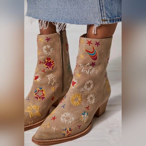 NWT Women's Free People Bowers Embroidered Booties Size 39 - Picture 2 of 16